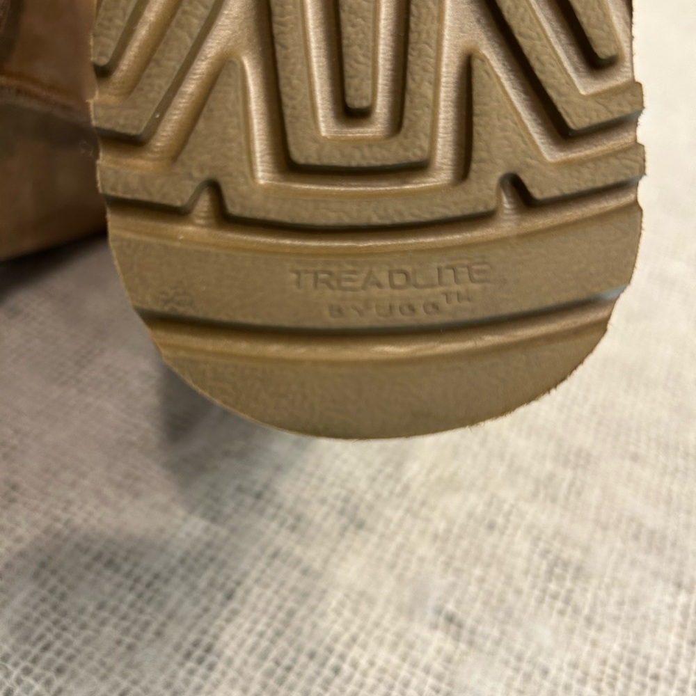 UGG Bailey Button 2 - Picture 13 of 15